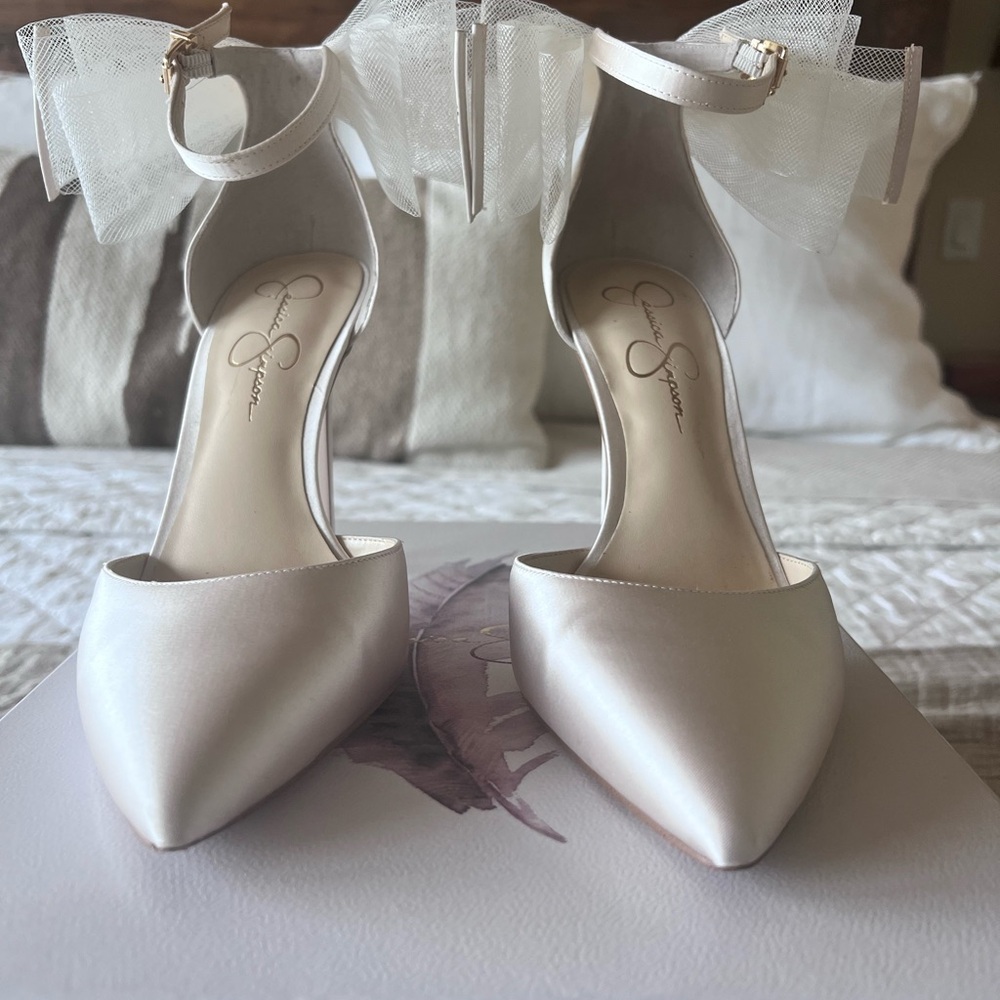 Women’s Jessica Simpson Off White Heels with Ankle Strap Bow | Size 10 | Wedding